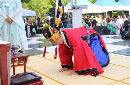 端午(단오)に行われる韓国の風習「菖蒲で洗髪する女性、韓国相撲をする男性」